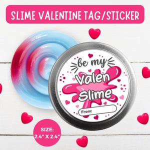 以下が含まれることがあります： バレンタインデーのスライムセット。青と赤のスワールスライムと丸い缶が入っています。缶には「be my Valen Slime」と書かれたラベルがあり、名前を書くスペースがあります。サイズは6.1cm x 6.1cmです。