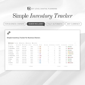Puede incluir: Un rastreador de inventario digital para dueños de negocios, que se muestra en una pantalla blanca. El texto "Simple Inventory Tracker" se muestra de forma destacada, con texto adicional que indica que es totalmente automático y admite cualquier moneda. La interfaz incluye columnas para los detalles del inventario.