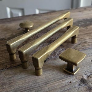 Rustika antika mässingshandtag och knoppar, lantliga lådhandtag, vintage köksset
