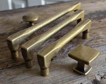 Rustika antika mässingshandtag och knoppar, lantliga lådhandtag, vintage köksset