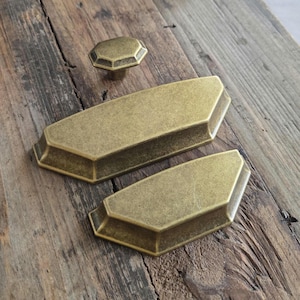 Antyczny uchwyt z mosiądzu: okucia meblowe w stylu retro art déco