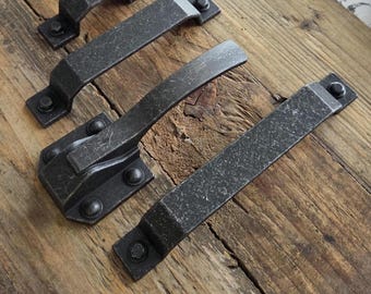 Tirador rústico de hierro negro para gabinete: herrajes industriales de estilo rústico, fabricados en Italia.