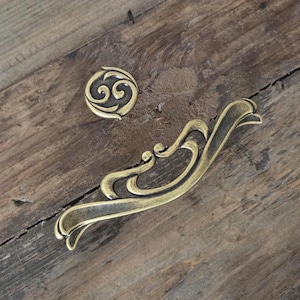 Victorian Style Antique Brass Drawer Pull - Italian Crafted Hardware