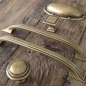 Vintage Italienische Schrankbeschläge: Antike Messingknöpfe, Schubladenknäufe und Tassenknauf