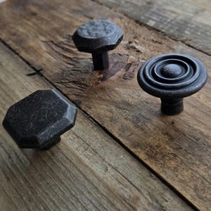 Boutons de placard noirs rustiques - Poignées de tiroir de style vintage italien finition fer noir - Exclusivité Hornet Hardware