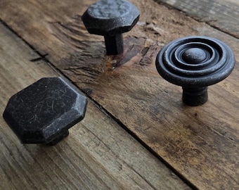 Tiradores rústicos de hierro negro para armarios: Herrajes de estilo rústico italiano vintage.