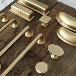 Okucia meblowe z mosiądzu satynowego: włoskie złote uchwyty i gałki do szuflad