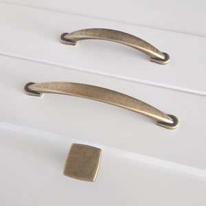 Vintage antik mässingsskåpsbeslag: Bågformade lådhandtag och fyrkantig knopp