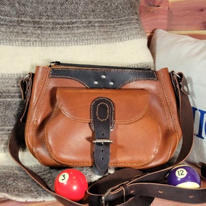 Monedero de cuero.  La Raquel. Hecho a mano, cosido a mano, cuero de plena flor. Bolso de hombro o bandolera. Bolso de mano.  Herrajes de níquel antiguo.