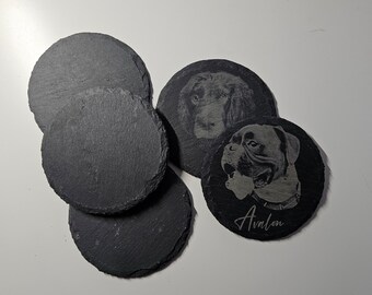 Könnte beinhalten: Satz mit vier schwarzen Schieferuntersetzern, wobei ein Untersetzer ein Schwarzweißfoto eines Hundes mit dem eingravierten Namen "Avalon" zeigt.