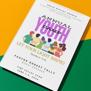 Puede incluir: Un folleto blanco con una pancarta morada y rosa que dice "Annual Youth Camp" con un grupo de personajes de dibujos animados de pie con los brazos alrededor del otro. El folleto también dice "Let Your Light Shine!" con un versículo bíblico, "Matthew 5:16". El folleto también incluye el nombre del orador, "Pastor Robert Tally", la ubicación, "Pine Valley Utah", y las fechas, "June 1-3, 2024".