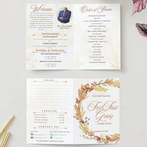 Op de afbeelding: Een gevouwen programma voor een kerkdienst met een herfstthema. De voorkant heeft een aquarel-illustratie van herfstbladeren en de tekst "First Fruit Giving Sunday Service". De binnenpagina's bevatten een welkomstbericht, de volgorde van de dienst, een notitiegedeelte en informatie over kerkdiensten en contactgegevens.