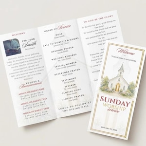 Op de afbeelding: Een drieluik kerkprogramma met een illustratie van een witte kerk op de omslag met gouden randen. De binnenzijde toont tekst waaronder Welcome, Order of Service en Events & Announcements met bordeauxrode en gouden koppen op wit papier.