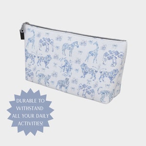 Piccola borsa per il trucco per borsetta Borsa da toilette blu Toile De Jouy per le donne Regalo di compleanno sotto i 20 anni Custodia con cerniera animale floreale blu per il trucco