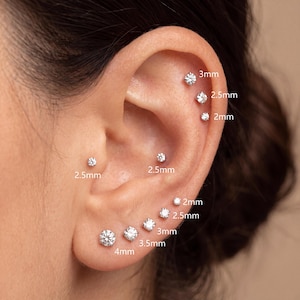 Titanio • Orecchino a perno con zirconi cubici da 2 mm-3 mm • Orecchino a perno a pressione con zirconi cubici minuscoli • Orecchino minimalista • Orecchino a perno delicato