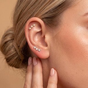 Elegant vertikal trippel mini-piercing med fyra kronblad, titanstål med invändig gänga, glittrande CZ-blommor i brosk, öronsmycken
