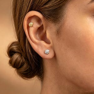 Mini Textured Scallop Shell Labret Stud, Titanium Steel Internal Threaded Coastal Beach Tragus Helix Conch Cartilage Piercing