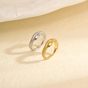 Örhänge i 18 karat guld med orm, minimalistiskt djurormsörhänge, texturerat skaligt ormbroskörhänge, present till henne