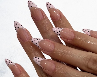 Roze polka dot Franse handgemaakte pers op nagels, handgemaakte middelgrote amandelnagels, Sabrina Carpenter Press-Ons, schattige nagels, Franse nagels