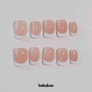 Könnte beinhalten: Set mit zehn pinkfarbenen und weißen Press-on-Nägeln mit weißer Spitze und weißem Linienmuster.