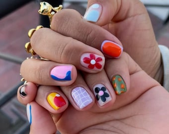 Uñas postizas con flores pintadas de verano, uñas de gel cuadradas extra cortas, uñas cuadradas muy cortas, uñas cortas estilo Y2K, uñas para bodas