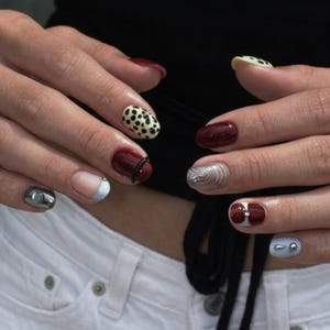Chromen extra korte ronde nagels, korte handgemaakte plaknagels, korte nagels met patroon, handgemaakte gelnagels, nepnagels, zomernagels