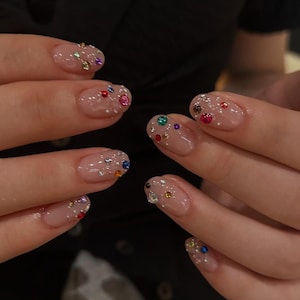 Unghie finte adesive con gemme primaverili, nail art in gel extra corte e rotonde, unghie corte fatte a mano, unghie finte