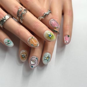 Kleurrijke chromen extra korte nagels, extra korte ronde nagels, superkorte nagels, handgemaakte plaknagels, zomernagels, nagels met patroon