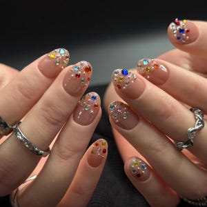 Superkorte nagels met steentjes, extra korte ronde plaknagels, korte zomernagels, korte nagels met patroon, bruidsnagels, zeer korte nagels