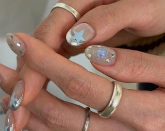 Extra kurze runde Babyblau-Chrom handgemachte Presse auf den Nägeln, handgemachte Gelnägel, 3D Rosennägel, kurze ovale Presse auf den Nägeln, Hochzeitsnägel