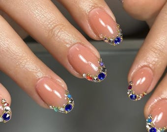 Extra Kurze Blaue Edelsteinnägel, extra kurze runde Nägel, kurze Sommernägel, kurze Musternägel, Hochzeitsnägel, sehr kurze Nägel