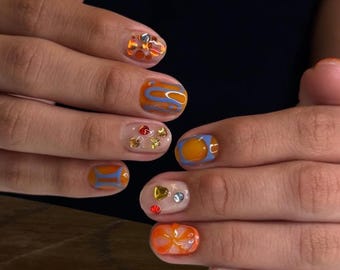 Extra kurze runde Sommerpresse auf Nägeln, orange und blaue Nägel, superkurzer Nagel, Sommernägel, sehr kurze Nägel, benutzerdefinierte kurze Nägel