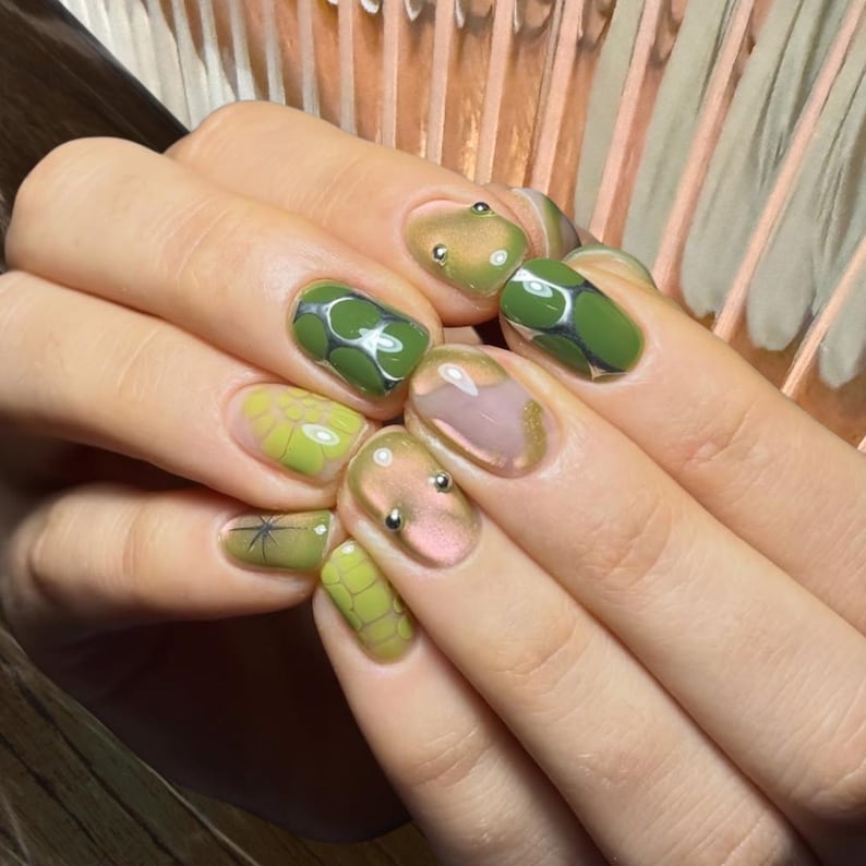 Uñas postizas extra cortas verdes y cobrizas hechas a mano, uñas redondas extra cortas, uñas postizas, uñas postizas cortas, uñas de resorte imagen 1