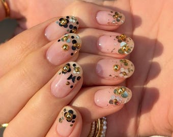 Gold-Edelstein-Nägel, extra kurze runde Press-On-Nägel, Sommer-Kurznägel, Kurze 3D-Nägel, Hochzeitsnägel, Sehr kurze Nägel, glänzende Nägel