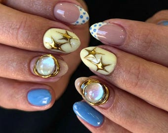 Extra kurze, runde Nägel in Blau-Opal, handgefertigte künstliche Nägel in Chromoptik, kurze Nägel mit Muster, handgefertigte Gelnägel, künstliche Nägel, Sommernägel