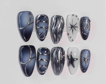 Unghie finte gotiche blu mistiche, nail art cromata nera, unghie gotiche, unghie a mandorla medie, unghie cromate