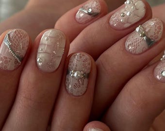Extra kurze, runde, handgefertigte künstliche Fingernägel in Chromweiß mit Spitze, Gothic-Nägel, kurze Nägel, kurze Chromnägel, Y2K-Nägel