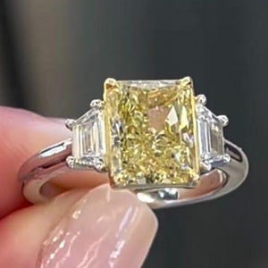 Bague de fiançailles jaune fantaisie à trois diamants brillants de 3,50 tcw cultivés en laboratoire, couleur EF, pureté VS