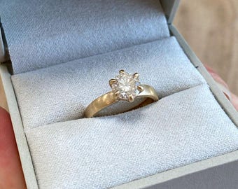 Anillo de compromiso con diamantes redondos cultivados en laboratorio de 2 quilates, con certificación IGI, opción de oro macizo/platino.