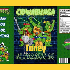 Puede incluir: Una bolsa de fiesta verde y amarilla de las Tortugas Ninja Mutantes Adolescentes con una imagen de los personajes de las Tortugas Ninja Mutantes Adolescentes. La bolsa dice "Cowabunga" y "Toney cumple 10 años".