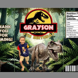 Può includere: Un sacchetto per feste di compleanno personalizzato con un bambino e un'illustrazione di dinosauro. La borsa ha il testo "Grayson 9th Birthday" e "Thank you for coming!". Include anche un'etichetta nutrizionale.