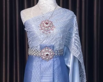6-delige set / traditionele Thaise trouwjurk bruid bruids babyblauwe blouse met lange mouwen + Sabai + Thaise sarong + riem + oorboeien + overige