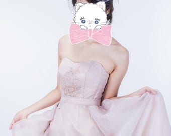 Op Audrey Hepburn geïnspireerde roze organza pailletten geborduurd korset uitgebeend hoog-laag roze en gouden rok trouwjurk galajurk vintage bruidsmeisje