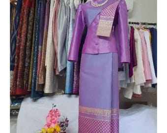 3-delige set/vergelijkbaar met Thai Airways Cabinepersoneel Uniform stewardess Traditionele Thaise jurk Lange mouw paarse top Sabai sarong bruiloft