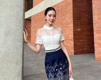 Traditionele Thaise set witte kanten blouse marine bedrukte sarongrok en riem Thaise gelegenheidskleding trouwjurk