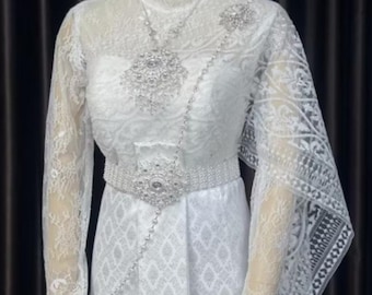 7-delige set / traditionele Thaise bruiloft bruid bruids witte blouse met lange kanten mouwen + Sabai + Thaise bedrukte sarong + riem + oorboeien + overige