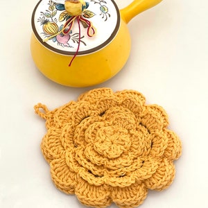 Crocheted Flower Pot Holder. Rose Petal Pot Holder. Cotton Hotpad. Casserole Hot Pad. Floral Trivet. Green. Aqua. Vintage. image 3