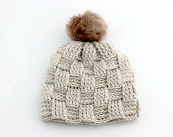 Crocheted Hat With Pom-Pom. Adult. Natural.