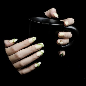 The Breath of Spring Custom Press-on Nails, Minimalist Green Handmade Nails, Short Oval Reusable Nails,  Fake Nails