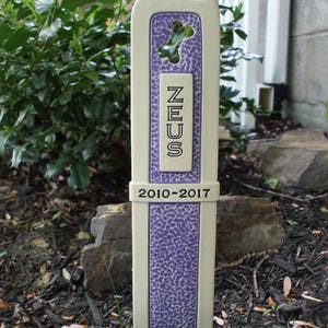 Lápide memorial para lápide de sepultamento de animais de estimação / marcador de sepultamento de cerâmica feito à mão personalizado para todos os animais de estimação / cor roxa e creme